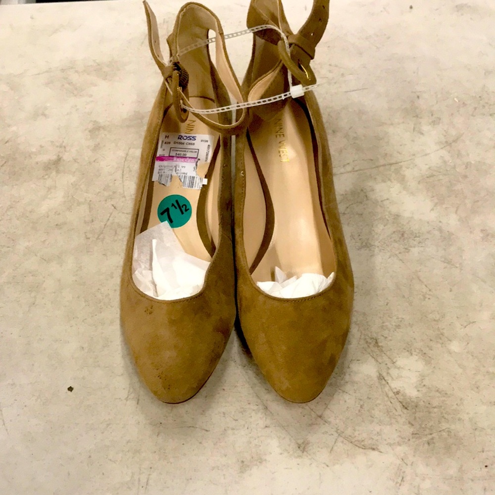 Brown women comfortable low heeled shoes
